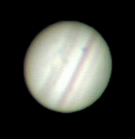 Las Rozas-Jupiter-08-08-08-2233.jpg -       TRANSICI�N DE �O SOBRE J�PITER-IV      * Fecha:   08-08-2008 hora 22:33     * Lugar:   Las Rozas de Madrid (Madrid)     * Telescopio:   Celestron C6-N 150/750     * Montura:   CG5-GT     * C�mara:   Webcam SPC900 sin modificar     * M�todo:   Ocular 10 mm + lente barlow(2x)+ filtro amarillo     * Procesado:   V�deo de 120 s. (600 frames) tomado con QCFocus y procesado con IRIS y Photoshop     * Visibilidad:   Regular   